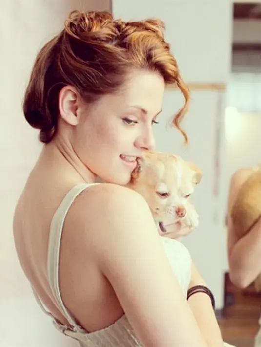 Difoto tersebut pula sebagian kecil bokongnya juga terlihat jelas mengintip dari balik handuk. (Via Instagram/@kristenstewart)