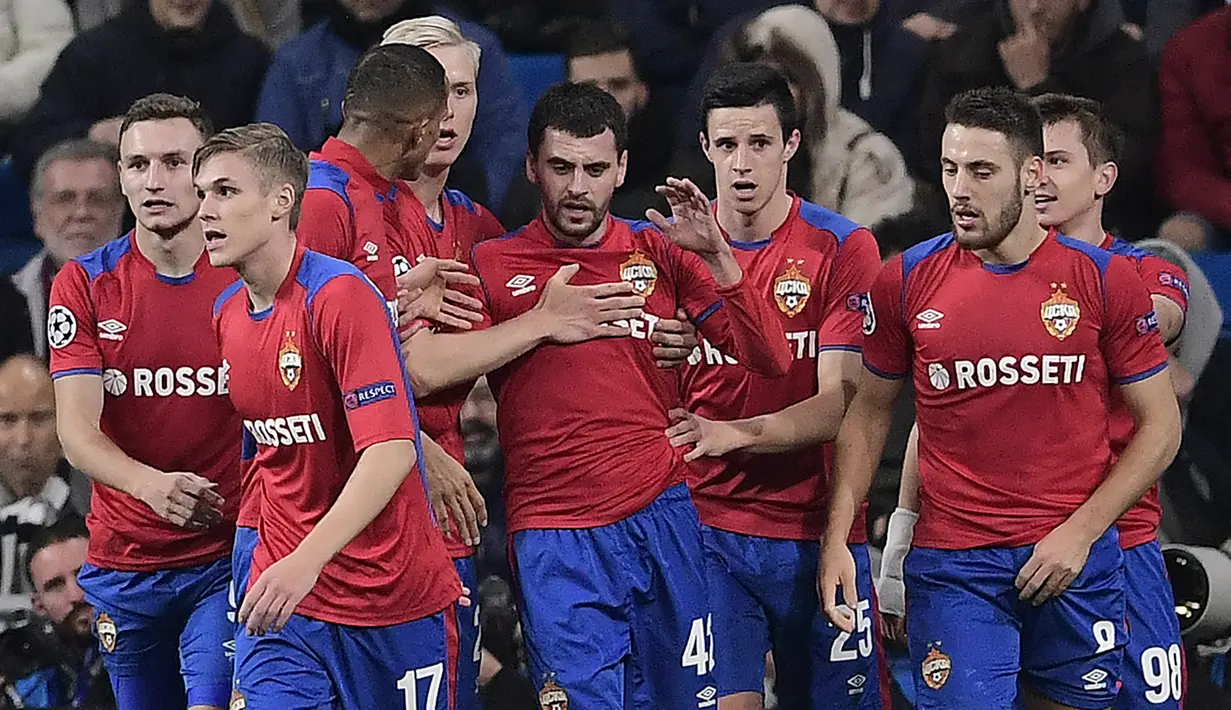 Para pemain CSKA Moskow merayakan gol yang dicetak Georgy Shchennikov ke gawang Real Madrid pada laga Liga Champions di Stadion Santiago Bernabeu, Madrid, Rabu (12/12). Madrid kalah 0-3 dari CSKA. (AFP/Javier Soriano)