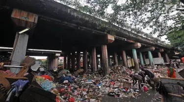 Pemulung memilah sampah di kolong Tol Wiyoto-Wiyono, Sungai Bambu, Jakarta, Selasa (15/1). Kolong Tol tersebut berubah menjadi tempat penampungan sampah warga di 3 kelurahan sehingga menyebabkan pencemaran lingkungan. (Merdeka.com/Iqbal S. Nugroho)