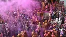 Sejumlah warga India yang tubuhnya berlumuran warna mengikuti festival Holi di desa Nandgaon di negara bagian Uttar Pradesh, India (7/3). Kota-kota tersebut ramai didatangi wisatawan selama musim festival Holi yang berlangsung hingga 16 hari. (AFP)