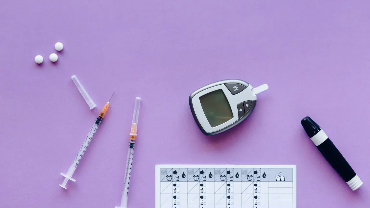 Contoh ilustrasi suntik insulin bagi penderita diabetes