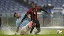 Pemain Lazio, Luca Pellegrini (kiri) berebut bola dengan pemain Nice, Youssoufa Moukoko pada laga Liga Europa 2024/2025 yang berlangsung di Olympic Stadium, Roma, Italia, Jumat (04/10/2024) dini hari WIB. (AP Photo/Andrew Medichini)