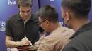 <p>Legenda timnas Brasil dan AC Milan, Kaka, menandatangani jersey milik seorang undangan makan malam spesial yang digelar pada Rabu (3/6/2023)&nbsp;malam hari WIB. (Bola.com/Okie Prabhowo)</p>