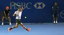 Gaya petenis asal Spanyol, Rafael Nadal saat mengembalikan bola ke arah petenis asal Jepang, Yoshihito Nishioka dalam babak perempat final turnamen Meksiko Terbuka 2017 di Cancha Central, Acapulco, Kamis (2/3). (AP Photo/Enric Marti)