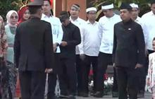 VIDEO: Momen Demul Serba Hitam di Upacara Penurunan Bendera, Cium Sang Saka Merah Putih