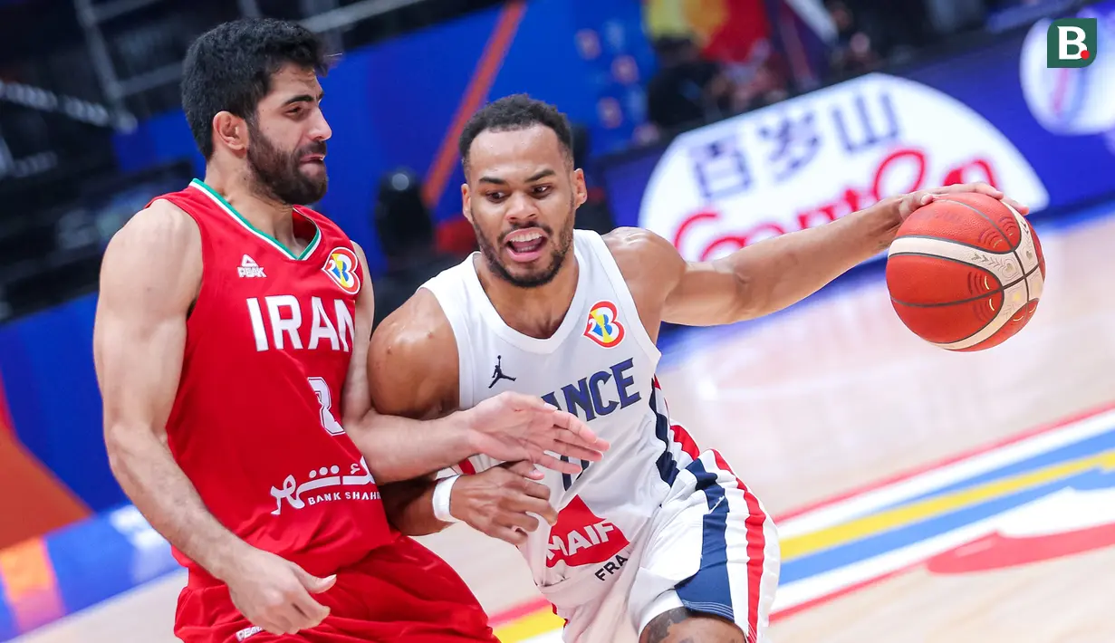 Pebasket Prancis, Elie Okobo (kanan) berusaha melewati pebasket Iran, Behnam Yakhchali pada laga Grup G Piala Dunia FIBA 2023 di Indonesia Arena, Senayan, Jakarta, Kamis (31/08/2023). (Bola.com/Bagaskara Lazuardi)