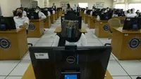 Peserta mengikuti Seleksi Kompetensi Bidang (SKB) Computer Assisted Test (CAT) untuk Calon Pegawai Negeri Sipil (CPNS) Kemenkumham di Gedung Kepegawaian Negara, Jakarta, Rabu (2/9/2020). Pelaksanaan SKB CPNS yang diikuti 829 peserta tersebut menerapkan protokol kesehatan. (merdeka.com/Imam Buhori)