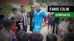 Berita video momen striker Arema FC, Cristian Gonzales, melayani dan menghibur fans cilik di Bekasi pada Rabu (2/8/2017).
