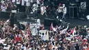 Grup musik Slank saat membawakan lagu pada kampanye akbar capres dan cawapres Joko Widodo (Jokowi)-Ma'ruf Amin di Stadion Utama GBK, Senayan, Jakarta, Sabtu (13/15). Pagelaran Konser Putih Bersatu dihadiri 500 artis, musisi, dan budayawan. (Liputan6.com/Angga Yuniar)