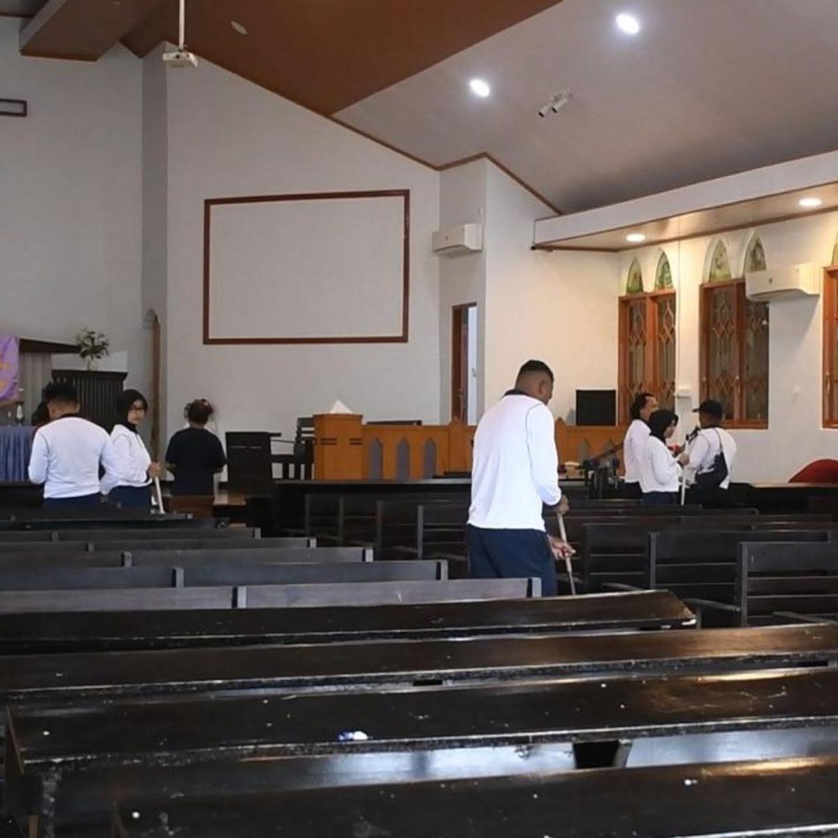 Prajurit TNI AL Bantu Bersih-bersih Gereja Jelang Perayaan Natal