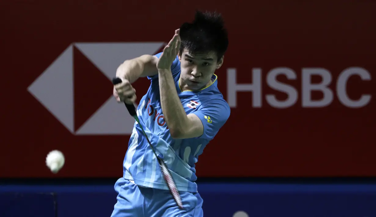 Tunggal putra Thailand, Kantaphon Wancharoen, melakukan smash saat melawan Anthony Sinisuka Ginting, pada Blibli Indonesia Open 2019 di Istora Senayan, Jakarta, Kamis (17/7). Ginting kalah 20-22, 21-11, 20-22. (Bola.com/Yoppy Renato)