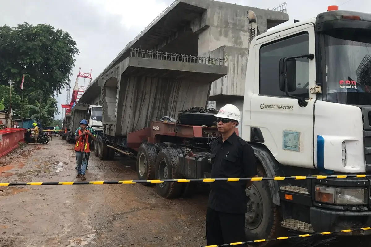 TKP jatuhnya crane di Jatinegara (Liputan6.com/Yuni)