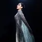 Laksmi DeNeefe tampil memukau dengan gaun malam yang terinspirasi dari air terjun Bali (instagram/laksmideneefe)