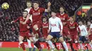 Para pemain Tottenham dan Liverpool berebut bola pada lanjutan premier League di Anfield, Liverpool, (4/2/2018). Liverpool bermain imbang 2-2 dengan Tottenham. (AP/Rui Vieira)