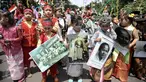 Murid-murid TK Sekolah Alternatif untuk Anak Jalanan (SAAJA) saat pawai sambil mengenakan pakaian adat di kawasan Kuningan, Jakarta, Kamis (21/4). Kegiatan ini dalam rangka memperingati Hari Kartini yang jatuh pada 21 April. (Liputan6.com/Faizal Fanani)