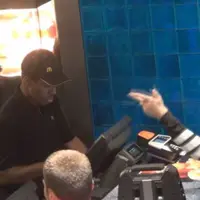 Kalau kamu jadi pelayannya, kamu bakal gimana lihat pelanggan yang pesan dengan cara kayak begini?