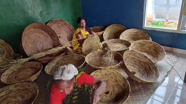 perajin talang ngencu di Dusun Laganda, Desa Kaowu Kecamatan Wolowa Kabupaten Buton.(Liputan6.com/Ahmad Akbar Fua)