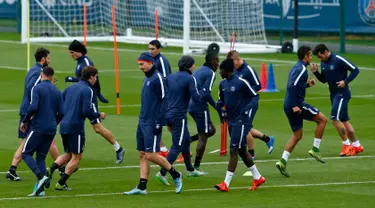 Sejumlah pemain Paris St Germain menghadiri sesi latihan di Saint-Germain-en-Laye, Paris, (20/10/2015). PSG akan bertanding melawan Real Madrid  pada babak penyisihan Grup A Liga Champions. (REUTERS/Benoit Tessier)