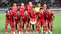 Pemain starting XI Timnas Indonesia U-23 berfoto bersama jelang melawan Chinese Taipei U-23 dalam pertandingan Grup K Kualifikasi Piala Asia U-23 2024 di Stadion Manahan, Solo, Sabtu (9/9/2023). (Bola.com/Arief Bagus)
