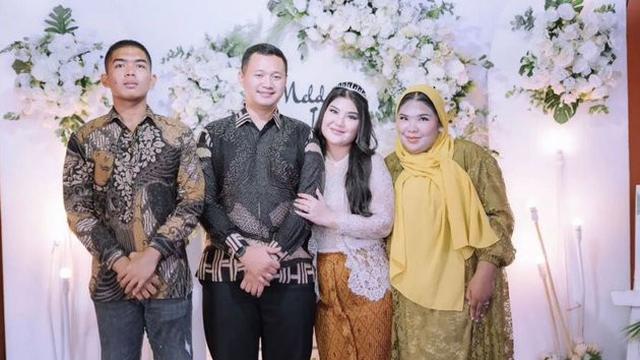 6 Potret Lamaran Rosa Meldianti Keponakan Dewi Perssik, Calon Suami Berprofesi Pilot