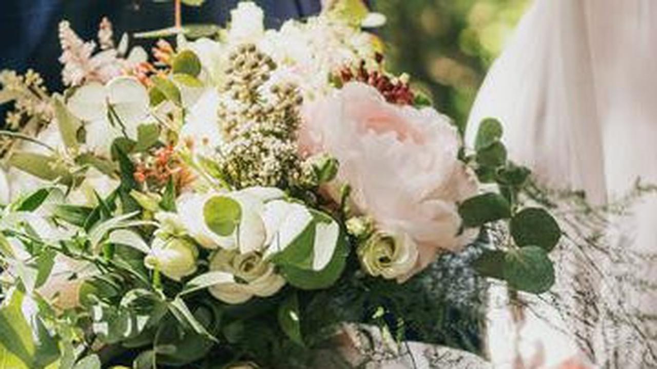 Tak Keluar Uang Sepeser Pun, Pria Ini Biayai Pernikahan Lewat 26 Iklan di Pakaian Pengantin