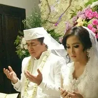 Tidak banyak undangan tersebar dalam pernikahan Adjie dan Novita. Pernikahan pun dilangsungkan secara sederhana dan dihadiri keluarga dekat kedua mempelai. (Instagram/adjiepangestu)