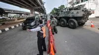 Petugas gabungan TNI, Polri, dan Dinas Perhubungan memutar balik kendaraan saat penyekatan PPKM Darurat di kawasan Lampiri, Kalimalang, Jakarta, Senin (5/7/2021). Penyekatan dilakukan untuk membatasi pergerakan di perbatasan Jakarta guna memutus penyebaran COVID-19. (merdeka.com/Iqbal S. Nugroho)