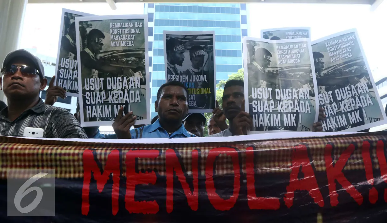 Warga Papua meminta KPK untuk mengusut dugaan money politik dalam penanganan sengketa pilkada Teluk Bintuni di MK karena putusannya yang mengabaikan kesepakatan adat masyarakat Distrik Mokona Utara, Jakarta, Senin (2/5). (Liputan6.com/Helmi Afandi)