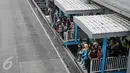 Sejumlah penumpang Transjakarta menunggu bus di halte Harmoni, Jakarta Pusat, Kamis (26/4). PT Transjakarta menargetkan jumlah penumpang dalam setahun mencapai 185 juta. (Liputan6.com/Yoppy Renato)