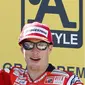 Salah satu momen saat Nicky Hayden meraih podium ketiga bersama Ducati di Motorland racetrack, Alcaniz, Spanyol, (19/9/2010). Nicky meninggal akibat kecelakaan sepeda di Italia. (AP/Paul White, File)