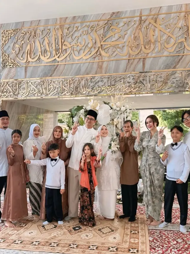 Potret Aura Kasih Pakai Setelan Kebaya Modern Panjang dengan Rok Lilit