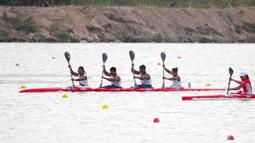 Pertandingan berjalan ketat sejak awal. Indonesia berada di posisi belakang pada 250 meter pertama, namun kombinasi kerja sama, kontrol ritme, dan strategi yang tepat membuat mereka perlahan mengejar ketertinggalan. (Foto: NOC Indonesia/Tetuko Mediantoro)