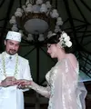 Reza Pahlevi menyematkan cincin ke jari Astrilika Lintong setelah resmi menjadi pasangan suami istri pada sore menjelang senja (28/8/2015). (Deki Prayoga/Bintang.com)