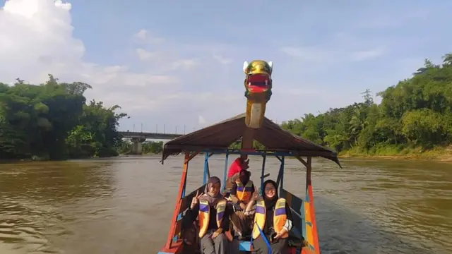 Sensasi susur sungai Klawing, Desa Wisata Kedungbenda, Purbalingga dengan perahu tradisional. (Foto: Liputan6.com/Kominfo Purbalingga)