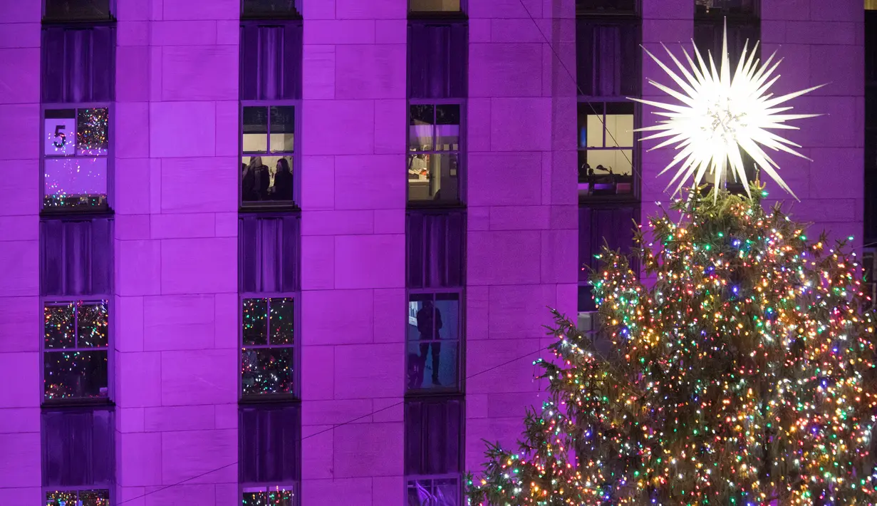 Pohon Natal Rockefeller Center yang dinyalakan saat upacara tahunan ke-86 di New York, Amerika Serikat, Rabu (28/11). Acara ini sebagai salah satu atraksi musim Natal yang dinantikan di New York City. (AP Photo/Mary Altaffer)