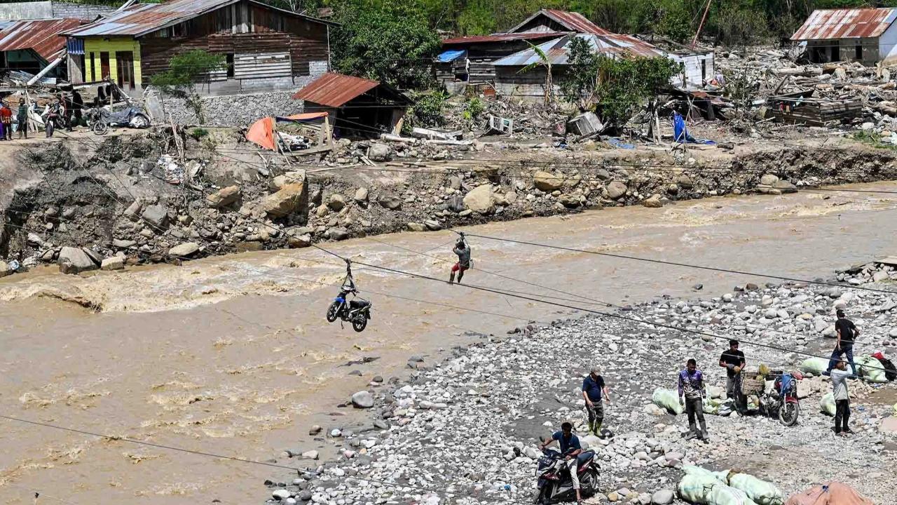 FOTO Empat Puluh Hari Pascabencana, Warga Ketol Menyeberangi Sungai Berarus Deras dengan Tali