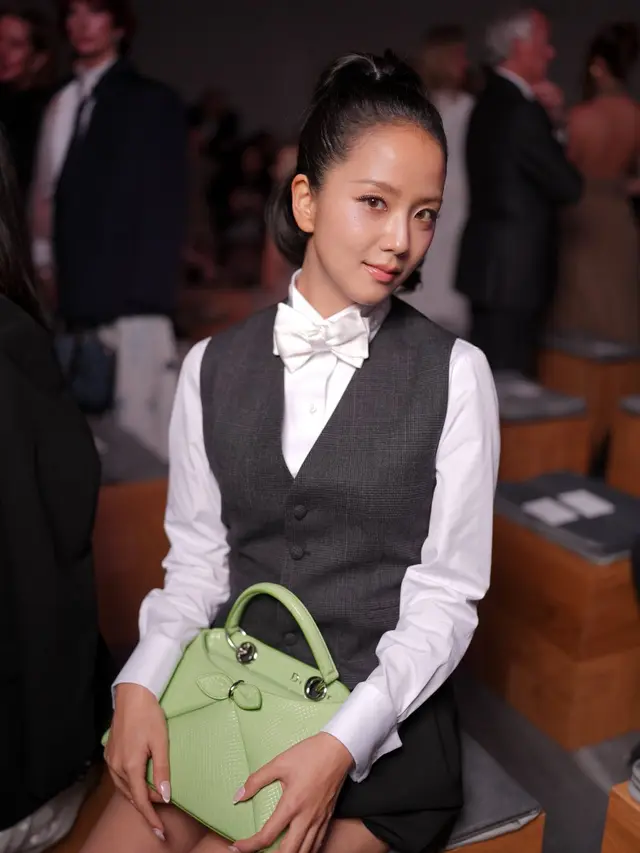 Pesona Jisoo BLACKPINK Dipulas Makeup Nude Minimal di Dior Paris Fashion Week