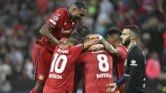 Gelandang Bayer Leverkusen Robert Andrich (tengah) berselebrasi dengan timnya setelah mencetak gol pembuka untuk timnya ke gawang Atletico Madrid dalam matchday kedua Grup B Liga Champions di BayArena, Rabu (14/9/2022) dini hari WIB. Bertandang ke markas Bayer Leverkusen, Atletico Madrid tumbang dengan skor 0-2. (Photo by Sascha Schuermann / AFP)