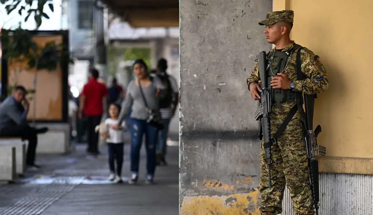 Personil militer berjaga di jalan di San Salvador, El Savador pada 1 Februari 2024 menjelang pemilihan presiden dan legislatif. (Marvin RECINOS/AFP)
