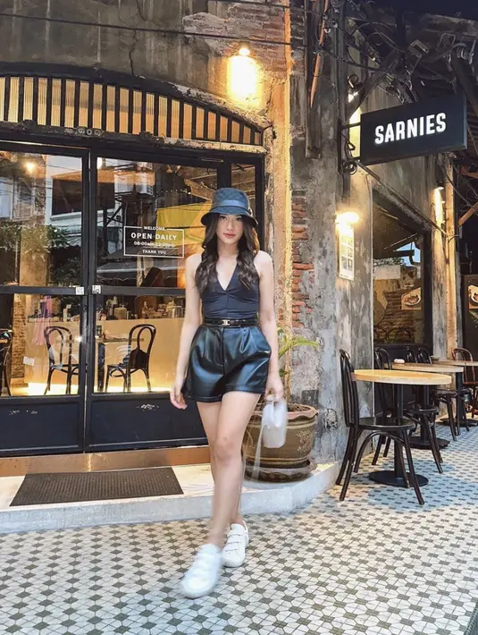 Kali ini ia terlihat mengenakan celana pendek berbahan kulit. Paduan bucket hat menjadi pelengkap gaya penuh aksi. [Foto: Instagram/ Anissa Aziza]
