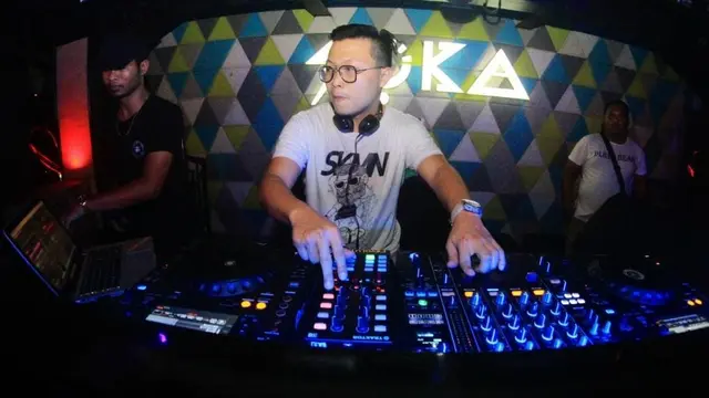 DJ Johan Suhandri dikenal dengan kepiawaiannya memainkan musik berirama EDM, Electronic RnB hingga Mash Up