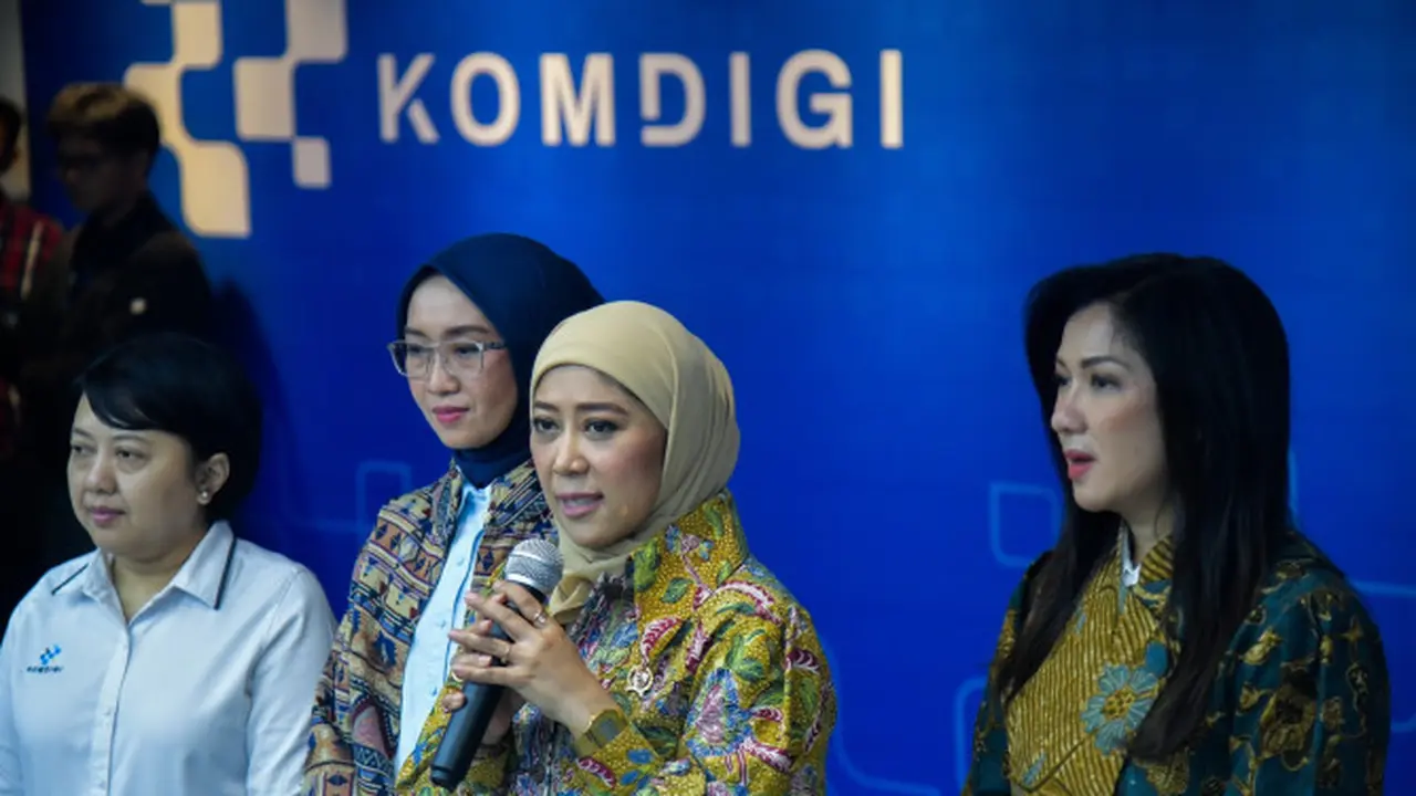 Menkomdigi Meutya Hafid didampingi Dirjen Komunikasi Publik dan Media Fifi Aleyda Yahya, Plt. Kepala Biro Humas Kemkomdigi Farida Dewi Maharani, serta Sekretaris KPI Pusat Rhina Anita memberikan keterangan pers di Kantor Komdigi. Credit: Komdigi