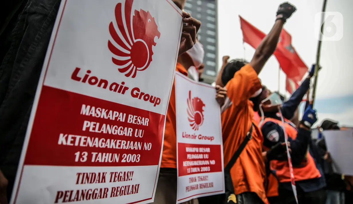 Pekerja alih daya (outsourcing) maskapai penerbangan Lion Air saat menggelar unjuk rasa di Gedung Lion Tower, Jakarta, Senin (13/7/2020). Aksi yang diikuti ratusan orang ini menuntut hak yang disebut belum dibayarkan oleh manajemen perusahaan. (Liputan6.com/Faizal Fanani)
