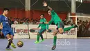 Pemain Timnas Futsal Indonesia, Yamani (kanan) menghadang pemain  Antam FC pada laga uji coba di Tifosi Sport Center, Jakarta Timur, (13/1/2017). Timnas Futsal menang 5-2. (Bola.com/Nicklas Hanoatubun)