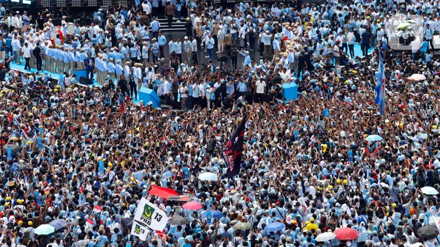 Massa Pendukung Prabowo-Gibran Padati Stadion Utama Gelora Bung Karno Jakarta