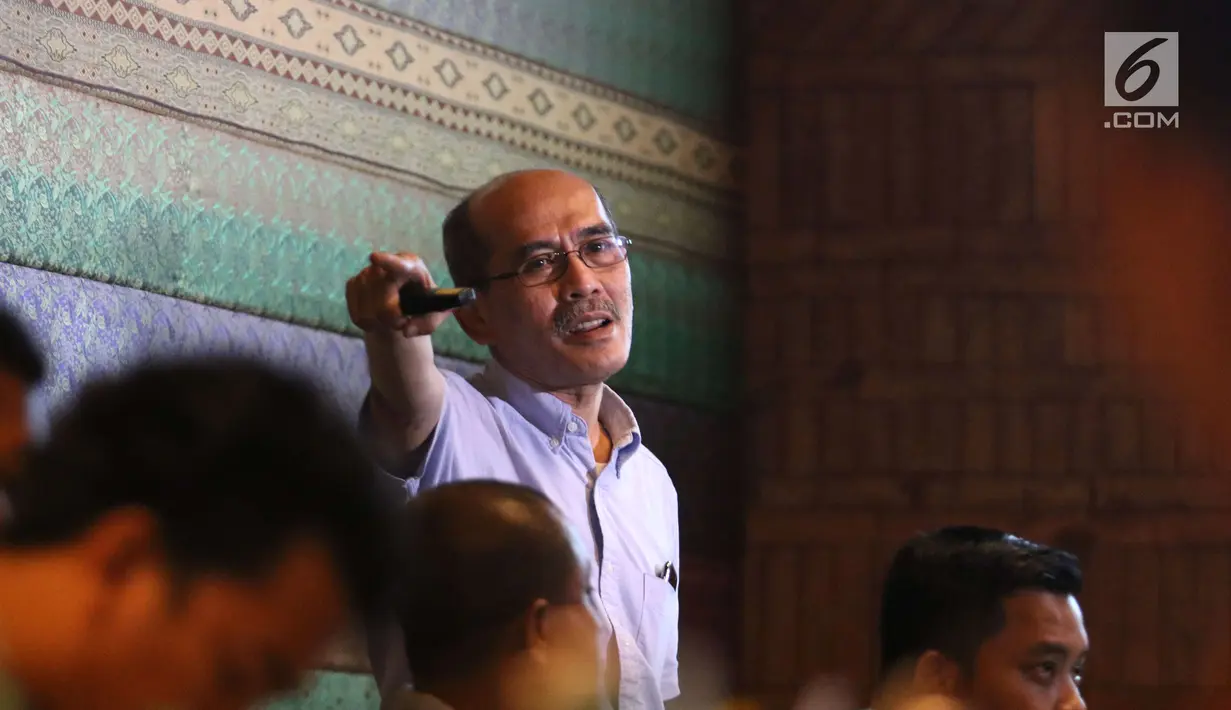 Pengamat ekonomi Faisal Basri saat memaparkan tentang Holding BUMN Migas di Jakarta Selatan, Jumat (16/3). Menurutnya, Indonesia defisit perdagangan di sektor manufaktur, makanan dan minuman, serta migas. (Liputan6.com/Angga Yuniar)