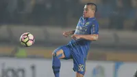 Pemain Persib Bandung, Tantan mengontrol bola saat melawan PS TNI pada lanjutan Liga 1 2017 di Stadion Si Jalak Harupat, Sabtu (05/8/2017). Persib menang 3-1. (Bola.com/Nicklas Hanoatubun)