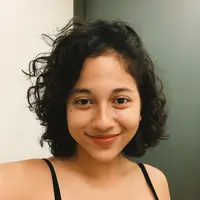 Sitha Marino juga diketahui tak takut untuk mengekspresikan gayanya lewat pilihan outfit yang pas melekat di tubuhnya. Foto: Instagram.