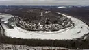 Pemandangan Sungai Allegheny yang tertutupi es di Brady's Bend, East Brady, Pennsylvania, Amerika Serikat, Selasa (23/2/2021). Dengan musim dingin yang terus-menerus, ada kemacetan es di sepanjang Sungai Allegheny utara. (Matt Freed/Pittsburgh Post-Gazette via AP)