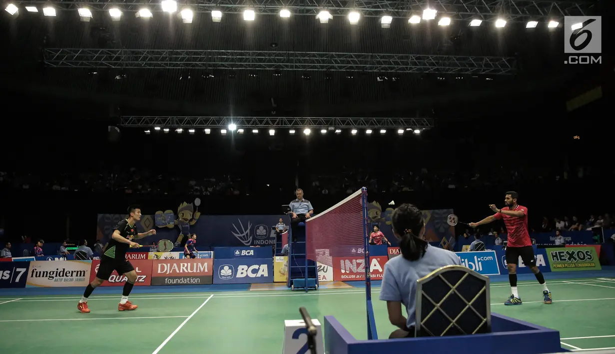 Pertandingan antara Prannoy HS (India) melawan Chen Long (China) di babak perempat final Indonesia Open 2017 di Plenary Hall, JCC, Senayan, Jakarta, Jumat (16/6). (Liputan6.com/Faizal Fanani) 